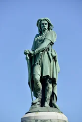 Kolossalstatue av Vercingetorix (72-46 f.Kr.), gallisk leder. Skulptur av Aimé Millet (1819-1891), 6,60 m høy, reist i 1865 på den vestlige delen av Mont Auxois (7 m høy sokkel ved Viollet-le-Duc). Alise-Sainte-Reine, 1865.