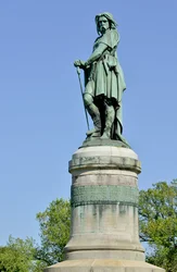 Kolossalstatue av Vercingetorix (72-46 f.Kr.), gallisk leder. Skulptur av Aimé Millet (1819-1891), 6,60 m høy, reist i 1865 på den vestlige delen av Mont Auxois (7 m høy sokkel ved Viollet-le-Duc). Alise-Sainte-Reine, 1865.