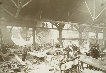 Menn i et verksted som hamrer kobberplater til byggingen av Frihetsgudinnen, 1883