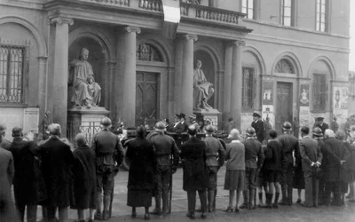 Folkemengde på Piazza Duomo i anledning Re Vittorio Emanuele III-besøket i Firenze