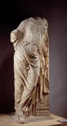 Afrodite ved søylen. Marmorskulptur etter Afrodite-figuren brukt av Alkamenes, gresk billedhugger fra 400-tallet f.Kr. Mål: 1,18 m. Paris, Musée du Louvre