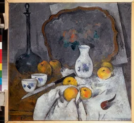 Stilleben med en karaffel og en pipe (Komposisjon med også epler på tøy, kniv og brett) - Stilleben med en karaffel og en pipe - Verk av Alexander Vasilyevich Shevchenko (Alexandre Chevtchenko) (1883-1948), olje på papp