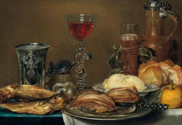 Frokoststilleben med fisk, brød, smør og en sitron foran en kanne, glass og et sølvbeger
