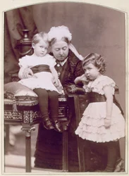 Dronning Victoria med to av sine barnebarn, april 1886