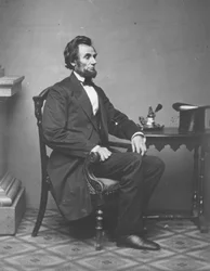 Abraham Lincoln, portrett i full lengde, sittende, 1861