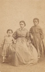 Carte-de-visite av en ung kvinne og to barn, 1864 - 1866.