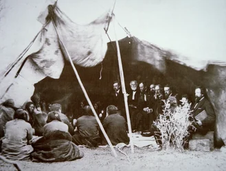 General William T. Sherman (1820-91) presiderer ved Fort Laramie-traktaten med Chief Red Cloud, april 1868 (s/hvitt foto)