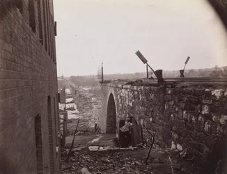 Ruinene av Richmond og Petersburg Railroad Bridge, Richmond, Virginia, ca. 1865.
