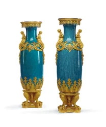 Et par vaser i Louis XVI-stil, tredje kvartal av det nittende århundre (ormolu-montert porselen)