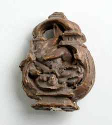 Maquette for en nøkkelbue med en amor som hvisker til en sittende jente: tre skisser for sentralgruppen (gips)