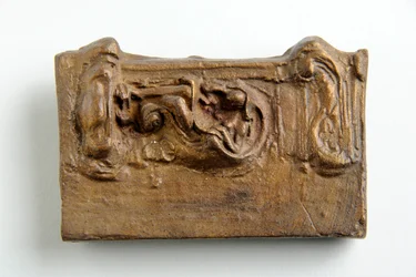 Maquette for et panel med en sittende figur (malt gips)
