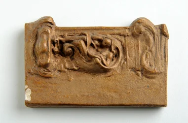 Maquette for et panel med en sittende figur (malt gips)