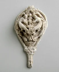 Maquette for et anheng med to figurer hengende over en barnefigur (gips)