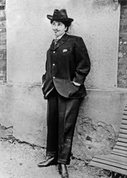 Mission Nathanson (1872-1950) fremtidig Mission Sert, kledd som en mann, ca. 1900, foto Alfred Nathanson
