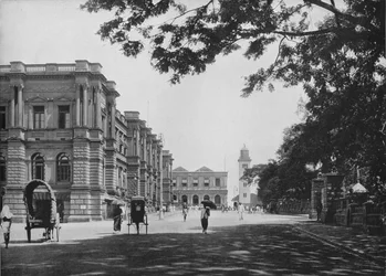 Generalpostkontor med inngang til Queens House og klokketårn i avstand, c1890, 1910