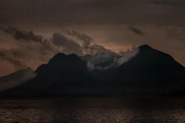 Maggioresjøen ved daggry, 2016 (håndmalt fotografi)