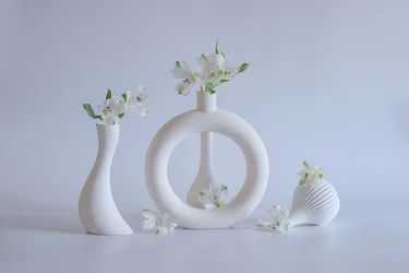 Elegante hvite blomstervaser
