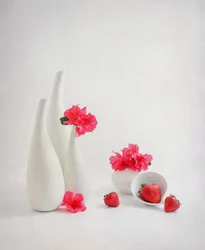 Friske jordbær og rosa blomster