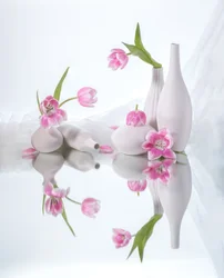 Refleksjoner av rosa tulipaner