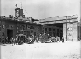 Bærere foran stasjonen, designet av Enrico Maria Antonia Present (på stedet der den nye jernbanestasjonen i Santa Maria Novella), Firenze (s/hv-bilde)