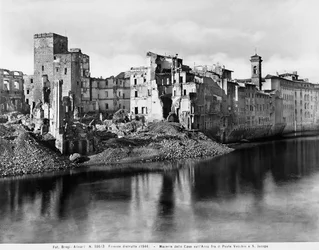Andre verdenskrig: husene langs elven Arno, mellom Ponte Vecchio og San Jacopo i Firenze, etter bombingen. Dette fotografiet var tidligere en del av Brogi-samlingen, men tilhører nå Alinari-samlingen (s/hvitt-bilde)