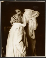 [Alphonse Mucha i kostyme med datteren Jaroslava som modell for plakaten «De Forest Phonofilm», den første «talkien» som ble vist på Bio Adria-kinoen (Praha), Zbiroh, Böhmen]
