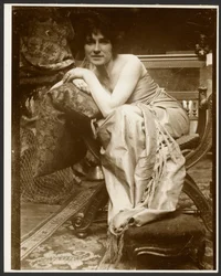 [Kvinnelig modell poserer for det dekorative panelet «Smaragd», brukt tidlig på 1930-tallet til flere andre tegninger og malerier, Paris]