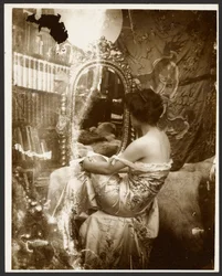 [Kvinnelig modell sittende foran et speil, Paris]