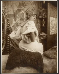 [Kvinnelig modell brukt i de dekorative panelene i det tyske teatret (New York), Paris) fra 1908]