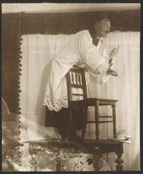 [Selvportrett av Alphonse Mucha som utgir seg for å være «Jan Jus» for bildet sitt «Mester John Juss forkynner i Betlehemskapellet» (1916) fra «Slavernes epos, Zbiroh, Böhmen»]