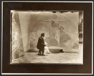 [Selvportrett av Alphonse Mucha i arbeid med «Lunette, gjennom styrke til frihet, gjennom kjærlighet til enhet!» for borgermesterens hall, rådhuset i Praha]