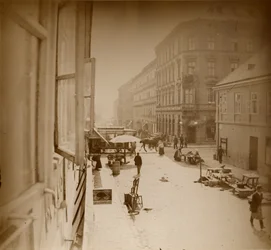 [Utsikt fra vinduet i Muchas leilighet, nær Amalienstrasse, München]