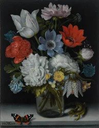 Stilleben av blomster i en glasskolbe på en marmorkant, flankert av en rød admiralsommerfugl og en øgle