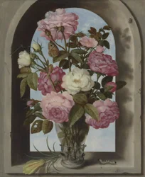 Roser i en glassvase, plassert i et vindu med en krokus og en larve. Stilleben med roser i en glassvase.