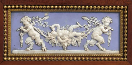 Panel fra en Napoleon III-konsoll, på Jakobs vis, av Maison Millet, Paris, ca. 1865 (ormolu-montert jaspisvarer, mahogni og intarsia) (detalj fra 362841)