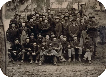 Et fullt selskap av blåfrakker i vinterkvarter, ca. 1861-1865
