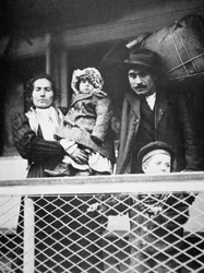 En italiensk innvandrerfamilie på fergen fra Ellis Island til New York City