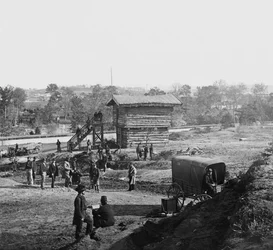 Blokkhus nær Fort Haggerty på Arlington Ridge Road, Virginia, hjelper til med å vokte Aqueduct Bridge, ca. 1862
