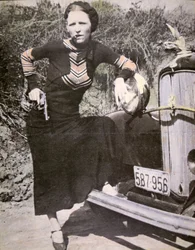 Bonnie Parker poserer «tøft» med en pistol og en sigar, ca. 1934