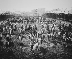Buffalo Bill (1846-1917) og rytterne hans på parade, Omaha, Nebraska