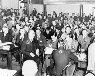 Rett i New Jersey åpner for rettssaken mot Bruno Richard Hauptmann (helt til høyre) for kidnapping og død av Charles Lindberghs baby, 1935
