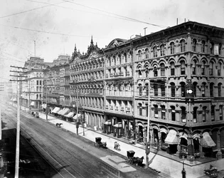 Østsiden av State Street ser nordover fra Madison Street, Chicago, ca. 1878
