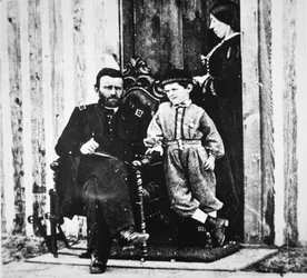 General Grant med sin kone Julia Dent og deres sønn Frederick Dent Grant, på City Point (s/hv-bilde)