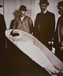 Jesse James i sin kiste etter å ha blitt skutt og drept i 1882