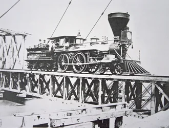 Lokomotivet til US Military Railroads (Union Army) som krysser bukkbroen over Potomac-elven (s/hv-bilde)