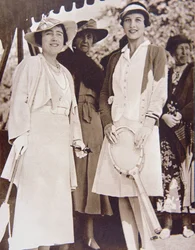 Fru Helen Wills Moody (til høyre) den amerikanske tennismesteren, møter hertuginnen av York på All-England Club i Wimbledon under Lawn Tennis Championship i 1935 (s/hv-bilde)