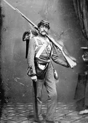 New York State Militiaman med slaggevær-muskett (s/hv-bilde)