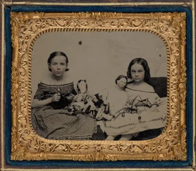 Portrett av to jenter med dukker, ca. 1860 (foto)