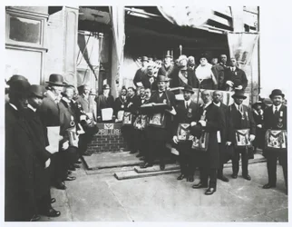 Schomburg blant frimurere og Odd Fellows ved nedleggelsen av grunnsteinen til Ionic Temple