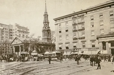 St Pauls Chapel and the Astor House, utenfor City Hall Park, New York City, 1892